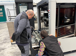 Machine de tranche en carton compacte fiable pour l'ensemble de boîte