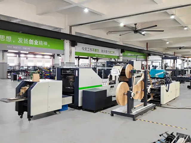 Comment une machine de fabrication de sacs en papier affecte-t-elle le choix des matières premières ?